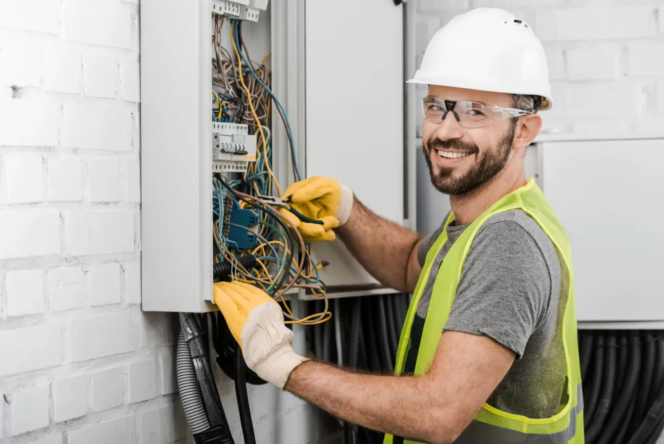 Électricien de Michel Électricité câblant un tableau sur un chantier à Villejuif